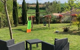 Suite indépendante au cœur d’un jardin arboré.